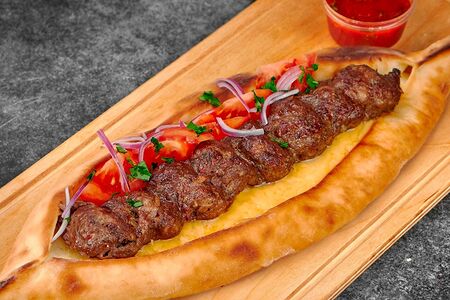 Люля из говядины в пиде из печи с брынзой и свежими овощами