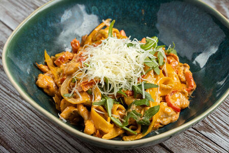 Фетучини с курицей и вялеными томатами