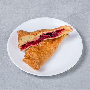 Слойка с вишней