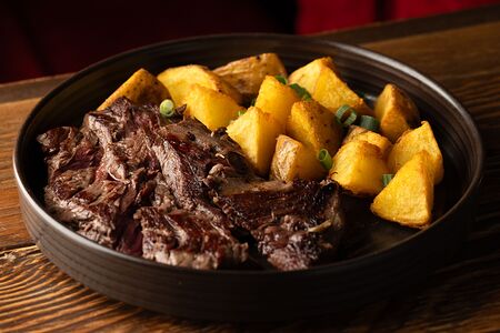 Стейк с обжаренным картофелем 