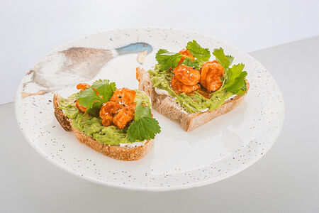 Теплая брускетта с креветками и кремом из авокадо