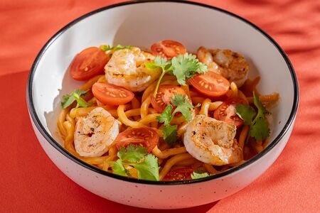 Удон с креветками по-сингапурски