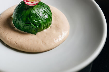 Крабовый кейк с соусом из жареных раков