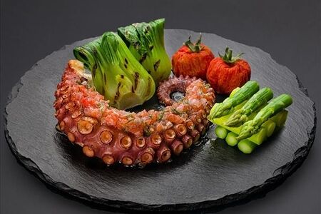 Осьминог на гриле с пак-чой, спаржей и вялеными томатами