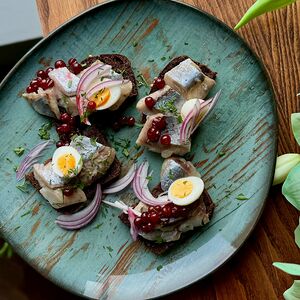 Сельдь атлантическая на бородинском хлебе