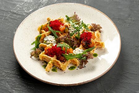 Сырные вафли с лососем, икрой масаго и сырным кремом