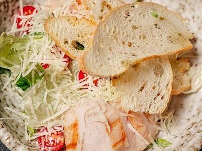 Салат Цезарь с курицей