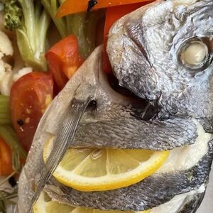 Дорадо с овощами на пару