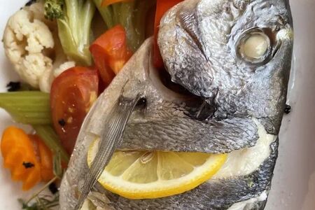 Дорадо с овощами на пару