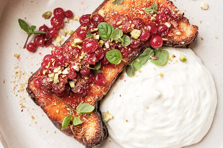 Баскская запеканка с ванильной сметаной и сезонными ягодами