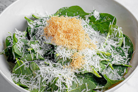 Молодой шпинат с лисичками и трюфельным юдзу