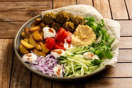 Шаверма на тарелке с фалафелем