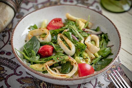 Салат с кальмаром