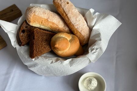 Хлебное ассорти и масло с зеленью