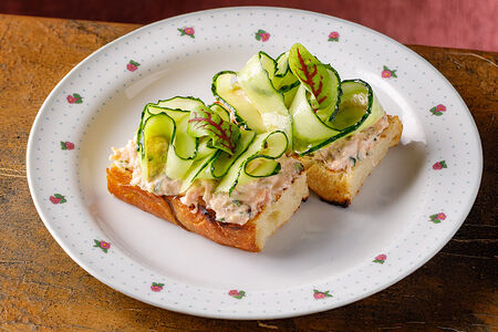 Брускетты с риетом из лосося