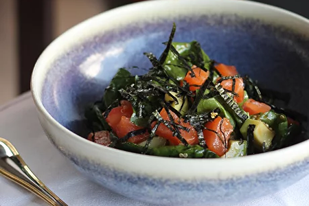 Салат с лососем, авокадо и киноа