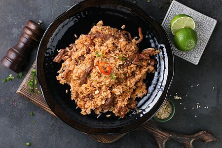Жареный рис с говядиной и овощами
