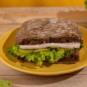 Сэндвич с индейкой, маринованными огурцами и зеленью
