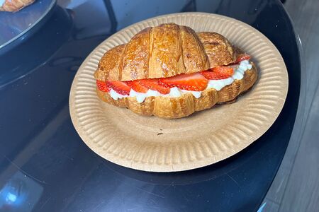 Круассан с клубникой