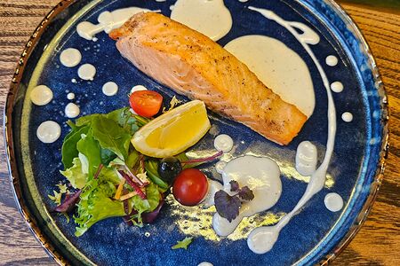 Стейк из лосося в сырно-сливочном соусе