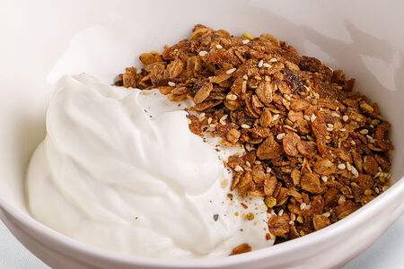 Йогурт или мацони с домашней гранолой