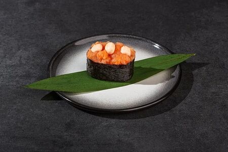 Гункан с лососем