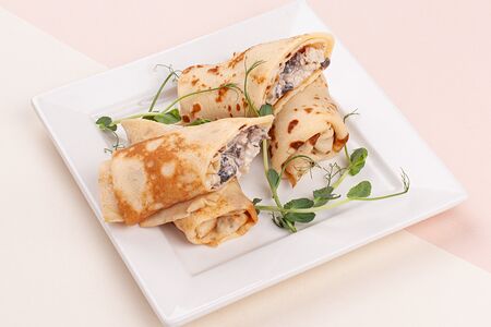 Блины с курицей и грибным жульеном