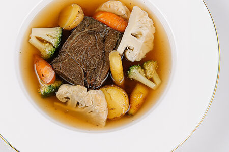 Говяжий бульон с голенью и овощами пот-о-фё