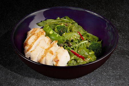 Зеленый салат с авокадо и курицей