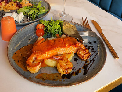 Лосось с тигровыми креветками