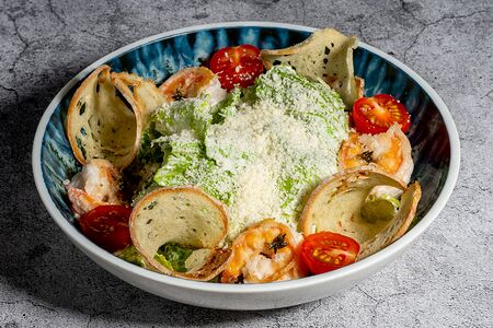 Салат Цезарь с креветками