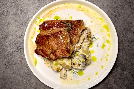 Медальоны из говядины с картофелем и грибами в сливочном соусе