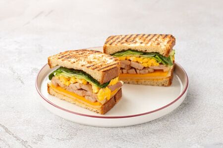 Сэндвич на бриоши с двумя сырами и цыпленком