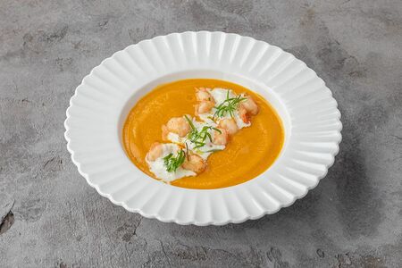 Тыквенный крем-суп с креветками и страчателлой