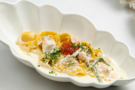 Паппарделле с сёмгой и красной икрой в сливочном соусе