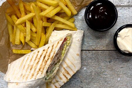 Шаверма, картофель фри, соус