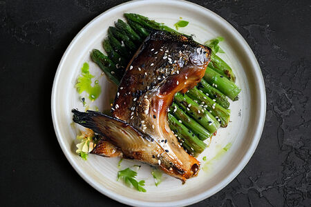 Щёчки лосося в азиатском соусе со спаржей