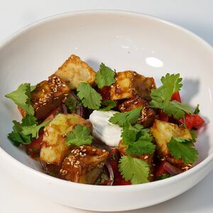 Салат с хрустящими баклажанами и кокосовым терияки