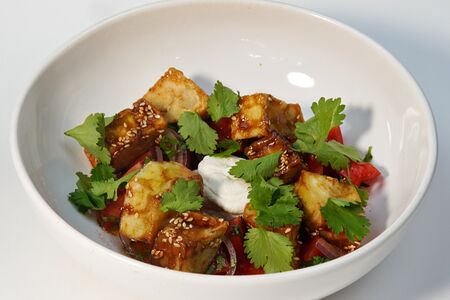 Салат с хрустящими баклажанами и кокосовым терияки