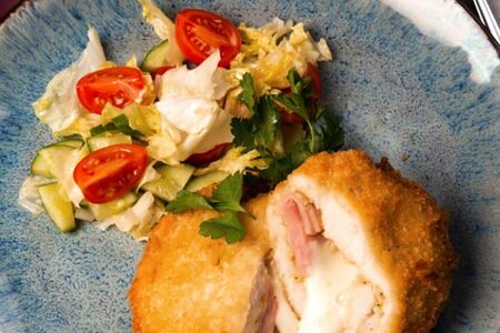 Куриная котлета с ветчиной и сыром 