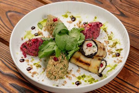 Ассорти пхали и рулетиков из баклажанов