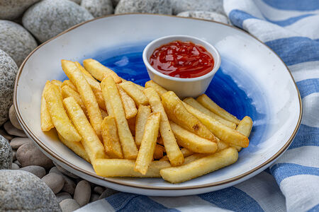 Картофель фри с кетчупом