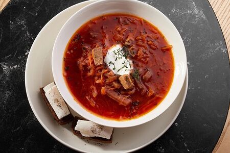 Борщ с гренками и салом