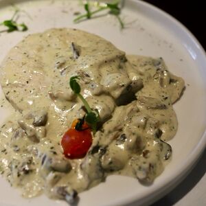 Куриное филе с грибами в сливочном соусе