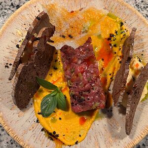 Тартар из говядины с мороженым из пармезана