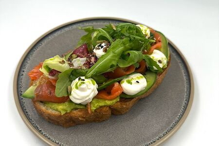 Брускетта с форелью, гуакамоле и сливочным сыром