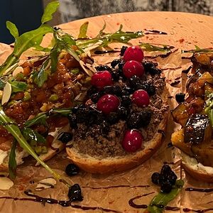 Брускетты с паштетом и таежной клюквой