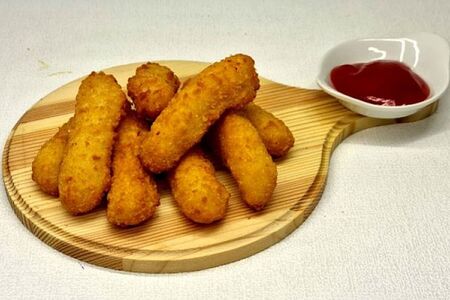 Сырные палочки и соус 