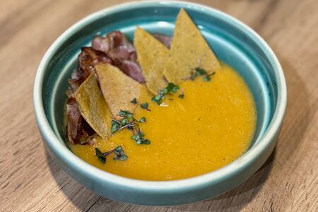 Чечевичный суп с беконом и гренками из бородинского хлеба