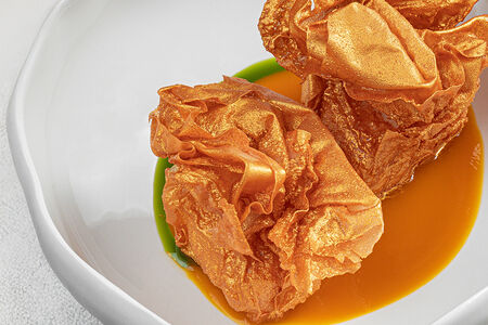 Бри в хрустящем тесте с соусом из манго